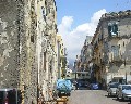 00728 Treno  che passa attraverso i palazzi di C.so G. Garibaldi da Principal Marina.jpg (85807 bytes)
