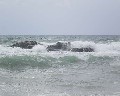 00048  scoglio lungo alle prese con le onde.jpg (34951 bytes)