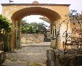 04041 Via S. Elena interno del Cortile pozzo per attingere acqua sullo sfondo il Supportico.jpg (115378 bytes)