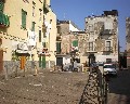 12033  Traversa dietro al Teatro in quest' area c' era il Teatro Garibaldi ora Mercato di  indumenti e materiale reciclato.jpg (90291 bytes)