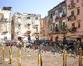 12034 Traversa dietro al Teatro in quest' area c' era il Teatro Garibaldi ora Mercato  di indumenti e materiale reciclato.jpg (87196 bytes)