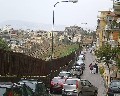 15046 La Ferrovia dello stato che fiangheggia Via dei Calafati.jpg (91101 bytes)
