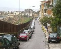 15047  La Ferrovia dello stato che fiangheggia Via dei Calafati.jpg (81873 bytes)