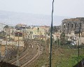 15048  La Ferrovia dello stato che fiangheggia Via dei Calafati.jpg (61090 bytes)